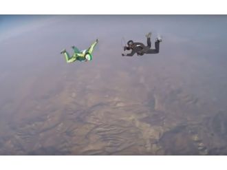 7 bin 620 metreden paraşütsüz atladı