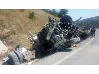 Çorum’da kamyon devrildi: 1 ölü, 1 ağır yaralı