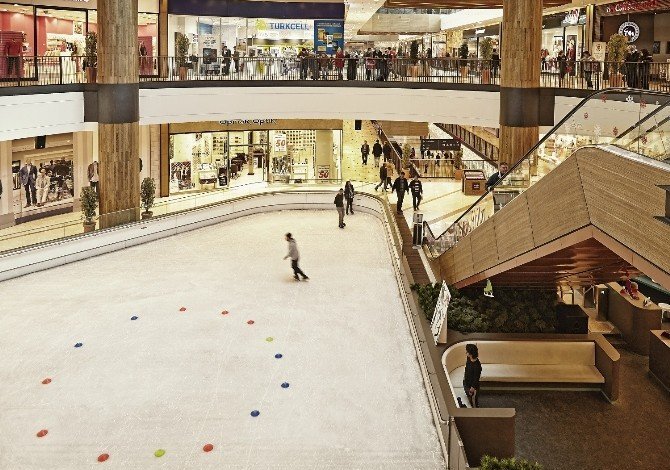 Buz pateni  Piazza’da Açıldı