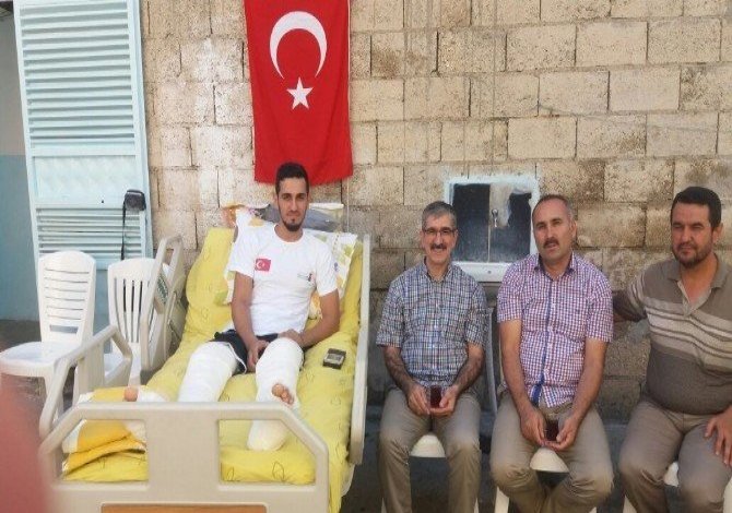 Darbe kalkışmasında yaralanan futbolcuya ziyaret