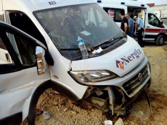 Düğün yolunda kaza: 13 yaralı