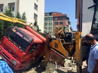 Kanalizasyon çalışmasında toprak kaydı: 2 yaralı