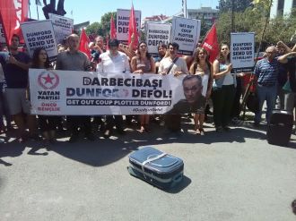 ABD Genelkurmay Başkanı’na bavullu protesto