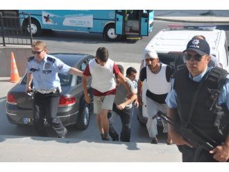 Kola kola kelepçelendiler