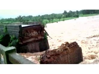 Köprü çöktü: 22 kayıp