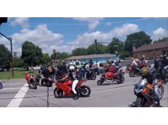 Bir anda etrafını onlarca motosikletli sardı