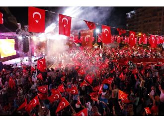 Patlama, demokrasi nöbetine engel olamadı