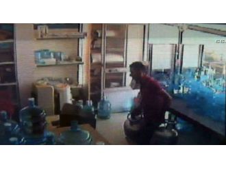 Topal hırsız 2 büyük tüpü böyle çaldı