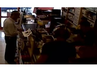 Silahlı soygun sırasında müşterinin rahatlığı şaşırttı