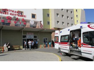 İki araç kafa kafaya çarpıştı: 5 Yaralı