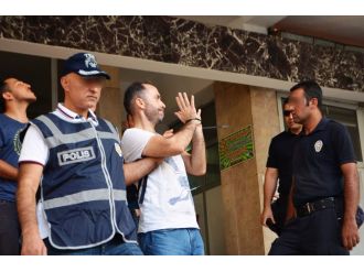 1’i albay 4 askere tutuklama