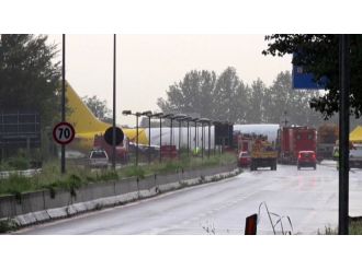 Pistten çıkan uçak otoyola girdi