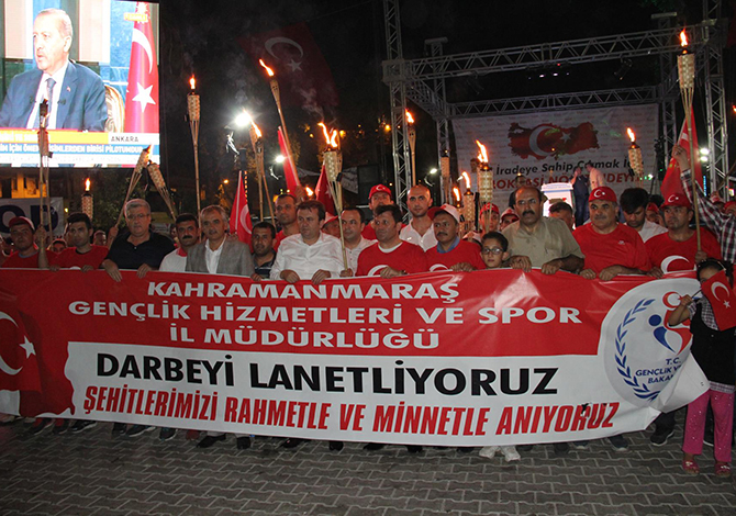 Gençlik Demokrasi Meş'alesini Yaktı