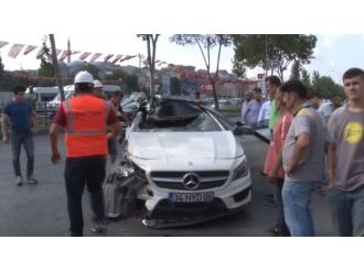 Lüks otomobil park halindeki TIR’a çarptı: 4 yaralı