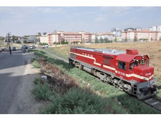 Trenle çarpışan motosiklet sürücüsü hayatını kaybetti