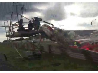 Yarışı görüntüleyen kameraman kulenin altında kaldı