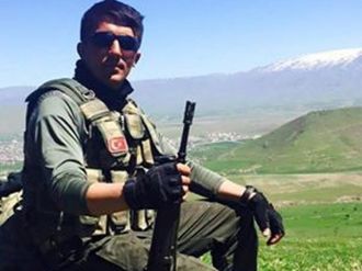 Sinop şehidine ağlıyor