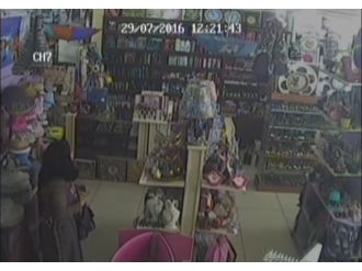 Çantasını doldurdu, bir parça ürünü ödeyip çıktı