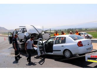 2 otomobil kafa kafaya çarpıştı, sürücüleri can verdi