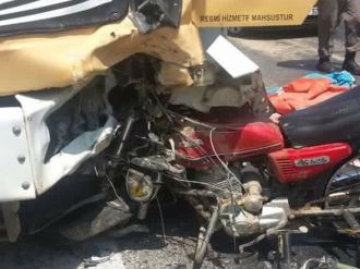 Kamyonla motosiklet çarpıştı: 2 ölü