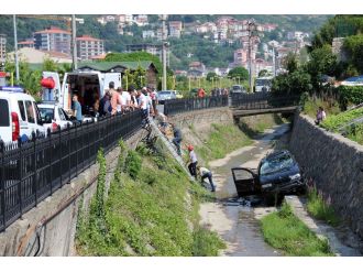 Yoldan çıkan cip dereye uçtu: 4 yaralı