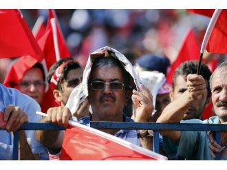 Antalya’da 40 derecede demokrasi mitingi