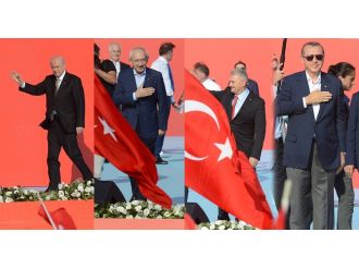 Liderler kalabalığı selamladı