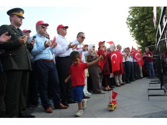 Kamyonunu bu kez Demokrasi ve Şehitler Mitinginde sürdü
