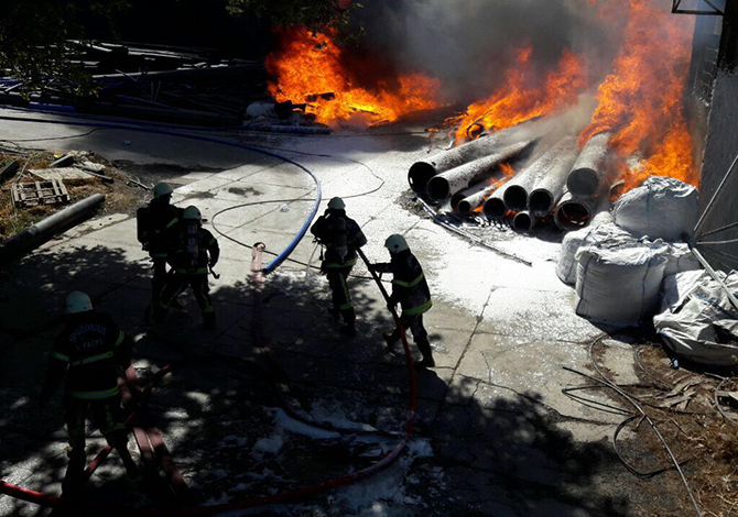Büyükşehir İtfaiyesi Plastik Fabrikası İçin Seferber Oldu