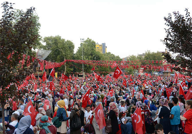 Türkiye “Demokrasi ve Şehitler” İçin Tek Yürek Oldu