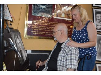 Binlerce kişiyi resmetti, eşinin bir kere bile resmini çizmedi