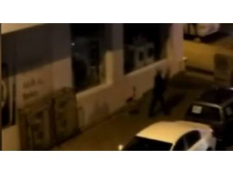 Çevredekilere aldırmadan mağazayı soydular