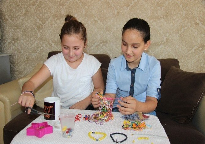 Minicik ellerinden şehitlere kocaman destek