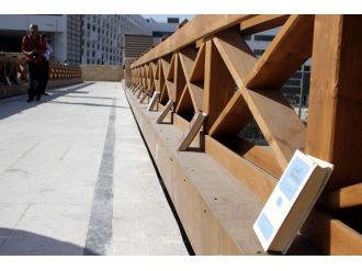 Üst geçitte FETÖ kitapları sergisi