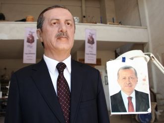 Demokrasi nöbeti tutanların saçları Erdoğan büstünde