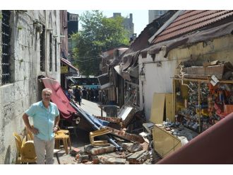 Lokanta duvarı yemek yiyenlerin üstüne döktü