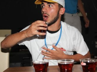 Sıcak çay içme yarışması