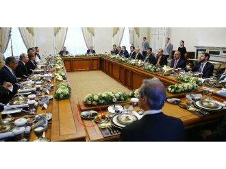 Liderlerin dostluk yemeğinde tabak jesti