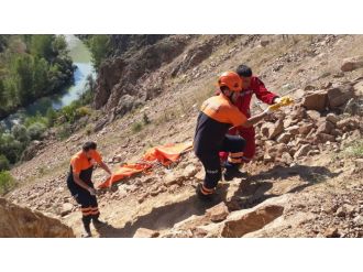 Otomobil dere yatağına yuvarlandı: 2 ölü, 1 yaralı