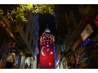 Galata’nın demokrasi nöbeti ilgi görüyor