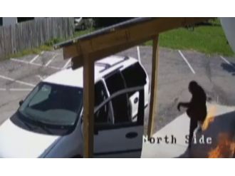 Evi yakmaya çalışırken...