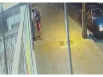 Sokak ortasında gaspçı dehşeti kamerada