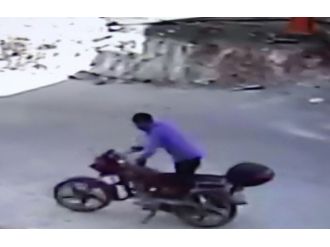 Motosiklet hırsızlığı kamerada