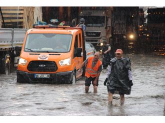 Sürücülerin sağanak yağmurla imtihanı