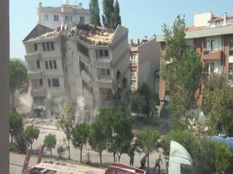 Polis lojmanları işte böyle yıkıldı..