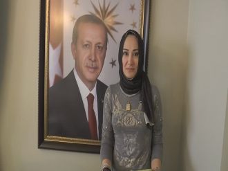 Babası darbede idam edilen kadının darbecilere direnişi