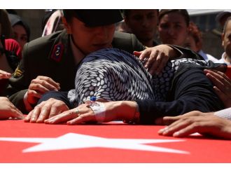 Şehit annesine Türk bayrağı gölge, kadın astsubay dost eli oldu