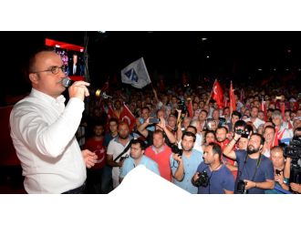 "Apolitik kuşak diye aşağılanan gençler meydanları terk etmedi"