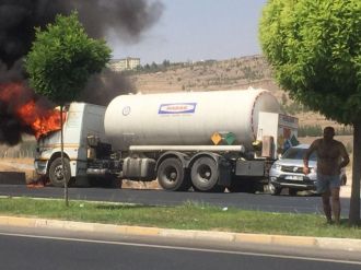 Alev alan tankerin sürücüsü ölümden döndü