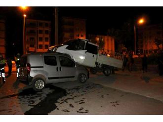 Aşırı hızla otomobillerin üzerine uçtu